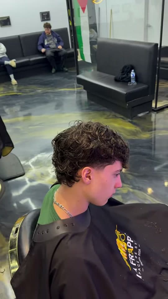 Curly modern mullet réalisé au salon La Frappe
